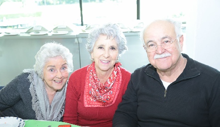  Cecilia, Rebeca y Fernando Mendizábal.