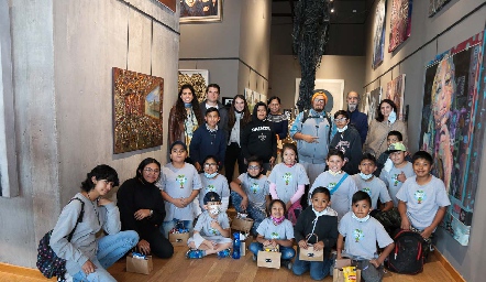  Fundación Club de Niños y Niñas con los artistas y la directora de la galería de arte We Collector.