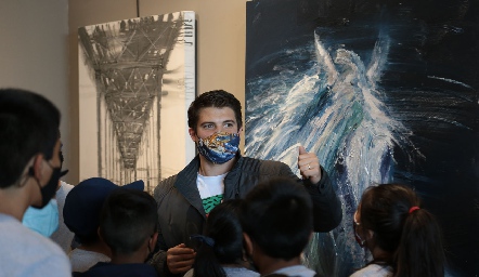  Ricardo de la Torre mostrando su obra a integrantes de club de los niños.