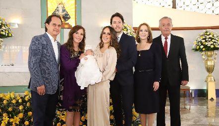  Luca con sus papás y abuelos: Raúl Antunes, Claudia Castro, Claudia Antunes, Mauricio Dibildox, Rocío Gómez y Carlos Dibildox.