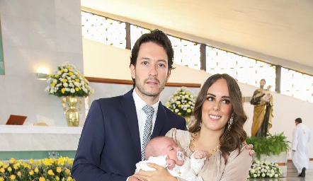  Mauricio Dibildox y Claudia Antunes  con su hijo Luca.