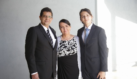 Carlos González, Perla Anaya y Andrés González.