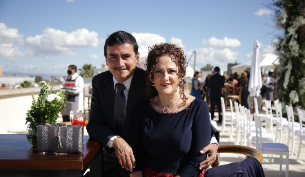  Carlos y Alma Laura Flores.