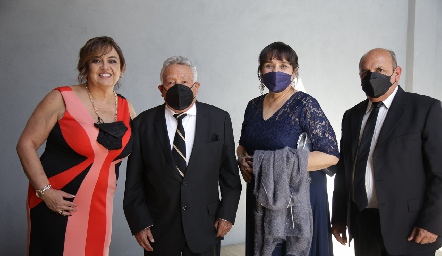 Carmen, Dionisio y Lupita Alejo con Salvador Marmolejo.