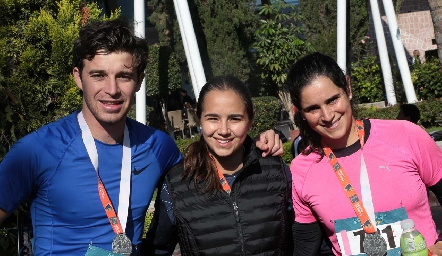  Mauricio Maza, Bárbara Mejía y María Rosa Mejía.