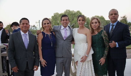 Los novios con sus papás: Héctor Rueda, Gaby Mercado, Héctor Rueda, María Hernández, María Medellín y Edgardo Hernández.