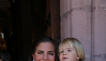  Danitza Lozano con su hijo Daniel Zollino.