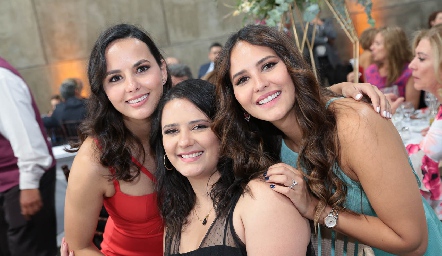  Cristina, Toyita y Cecilia Dávila.