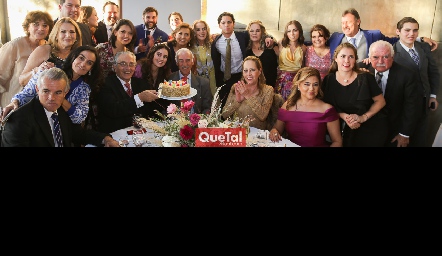  Festejando con un pastel el cumpleaños de Alejandro Zapata Perogordo.