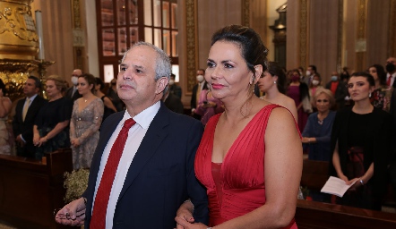  Héctor Dávila y Toyita Villalobos, padrinos de velación.
