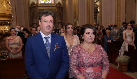  Arturo Zapata Perogordo y Bertha Navarro de Zapata, papás del novio.