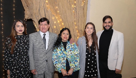  Angélica Chávez, Víctor Manuel Chávez, Virginia Contreras, Paola Chávez y Diego Carreón.