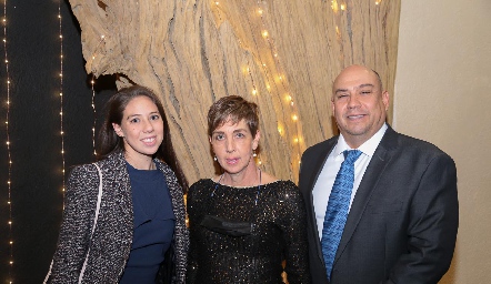  Ana Morales, Ana Hunter y José Ángel Morales.