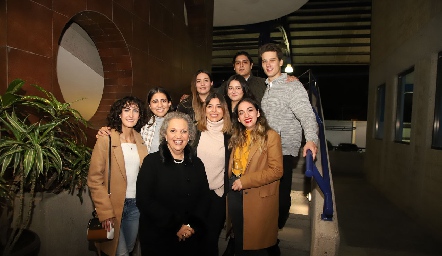  Vladimir, sus compañeros y la directora.