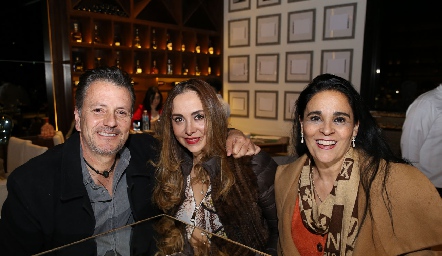  Oscar Castuera, Rebeca Vega y Lorena Salas.