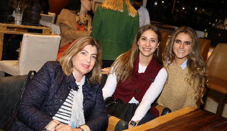  Leticia Anaya, María Gutiérrez y Andrea González.