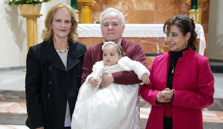  María José con sus abuelos Lourdes Acuña, Alejandro Baeza y Araminta Dauajare.