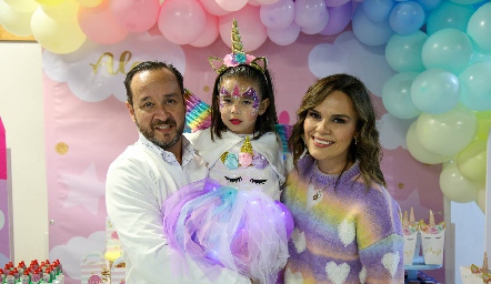  Juan Carlos Conde y Alejandra Díaz de León con su hija Ale.