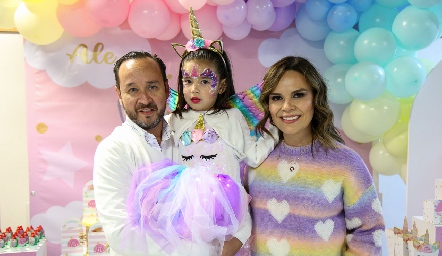  Juan Carlos Conde y Alejandra Díaz de León con su hija Ale.