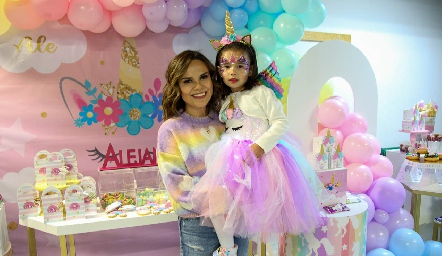  Ale Díaz de León con su hija Alejandra Conde Díaz de León.