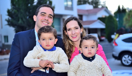Rodrigo Aparicio y Fabiola Martín Alba con sus hijos Marcelo y Daniel.