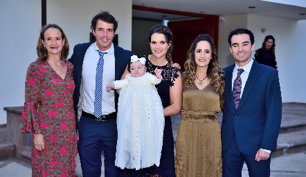 Ángeles Martín Alba, Javier Meade, Jessica Martín, Daniela Mina y Alejando Mancilla con Alessa.