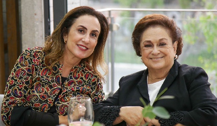  Verónica Zepeda y María Teresa Espinoza.