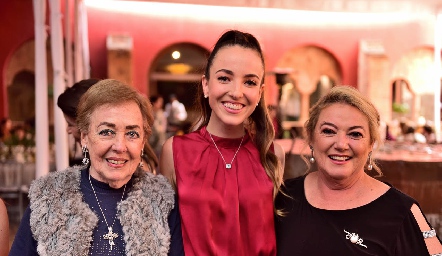  Yolis Navarro con sus abuelas Anna Astrid Werge y Yolanda Del Valle.