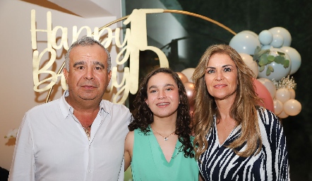  Carlos Fonseca y Margarita Sarquis con su hija Isabella.