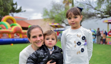 Daniela Hernández, Pablo Almazán y Emma.