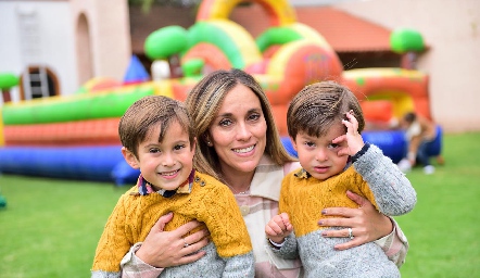  Daniela Llano con sus hijos Santiago y Sebastián.