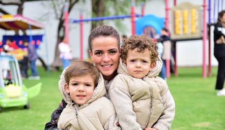  Anna Lorca con sus hijos Gero y Diego.