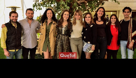  Paola Celis con sus amigos.
