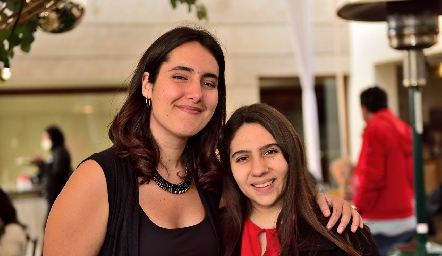 Paulina Navarro y Alejandra Martínez.