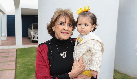  Guadalupe Gutiérrez con su bisnieta Macarena Puente.