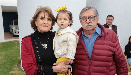  Guadalupe Gutiérrez y Valentín Hernández con su bisnieta Macarena.