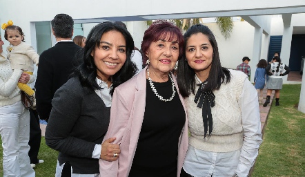   Mela Hernández con sus hijas Jessica y Daniela Torres.