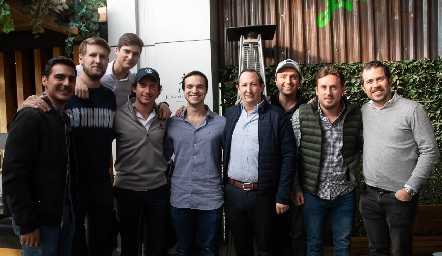 Diego Cerecedo con sus amigos.