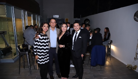  Dra. Mayra Álvarez, Dr. Alejandro Zapata, Dra. Adriana Flores y Dr. Edson Alejos.