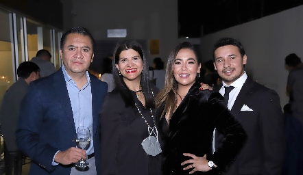  José Luis Briseño, Paola Estrella, Dra. Adriana Flores y Dr. EdsonAlejos.