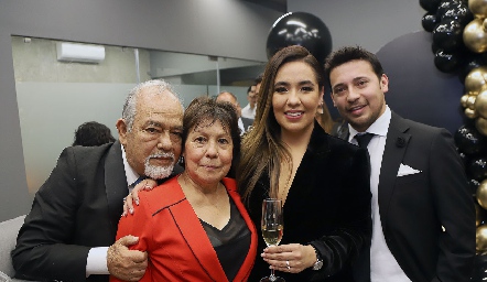  Ing. Guillermo Flores, María Isabel Zapata, Dra. Adriana Flores y Dr. Edson Alejos.