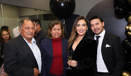  Francisco Alejos, Guadalupe Mares, Dra. Adriana Flores y Dr. Edson Alejos.