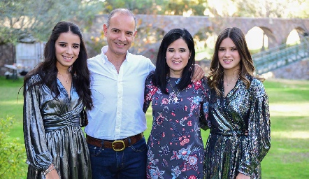  Daniela Navarro, Héctor Navarro, Martha Aldrett e Isabela Navarro.