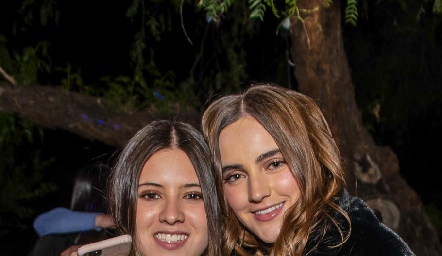  Isabela Navarro y Lorena de la Garza.