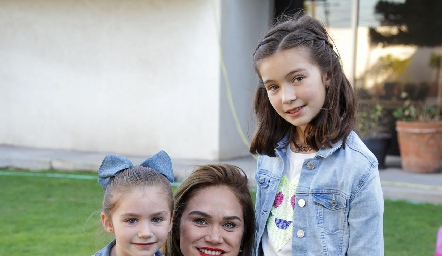  Danae Enríquez con sus hijas Máxima y Catalina de Alba.