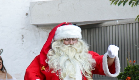  Santa Claus.