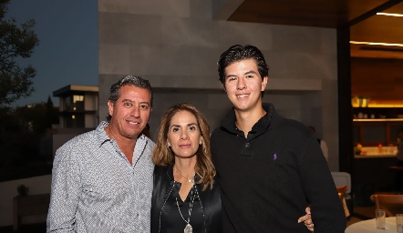  Gustavo González y Gabriela Aranda con su hijo Andrés.