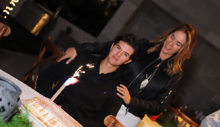  Gabriela Aranda con su hijo Andrés.
