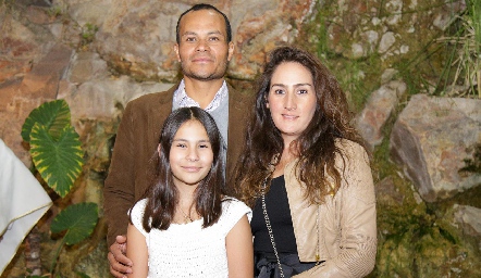  Miguel Fernández y Lorena Ortiz con su hija Emma Fernández.