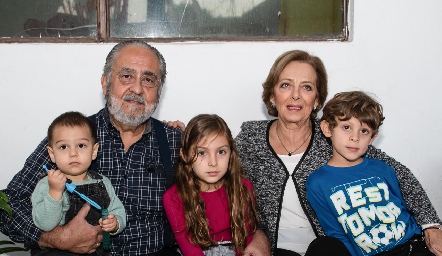 Alfonso Díaz de León, Rosana Benavente con sus nietos Leonardo, María Paula y Enrique.